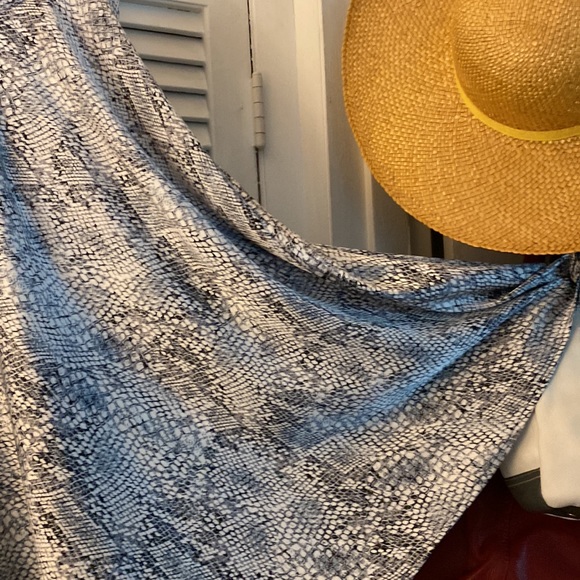 Gianni Bini silk style, satin like skirt, navy blue/white lizard print - Picture 3 of 5